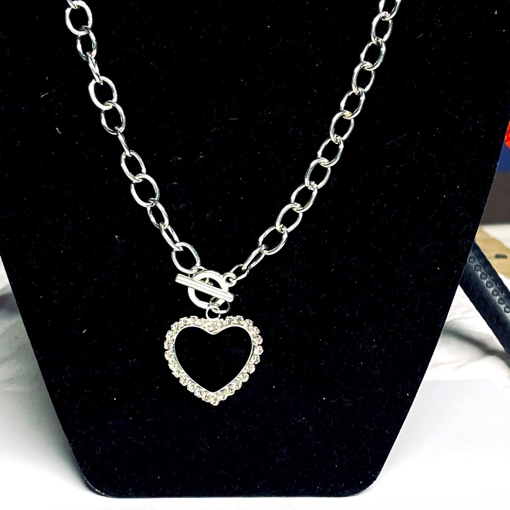 2/$10 Gorgeous silver Heart toggle chain necklace